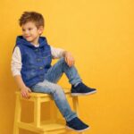 ⁦سترة جينز بقبعة للأولاد، بأزرار، بدون أكمام، لون أزرق، بجيوب⁩ - الصورة ⁦6⁩