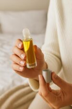 ⁦فيلفت تشارم النسائي – Velvet Charm Perfume 12ml Roll-On – عطر نسائي فاخر خالٍ من الكحول بثبات وفوحان شرقي زهري راقٍ – Inspired by Good Girl – La Perfumes Niche⁩ - الصورة ⁦4⁩