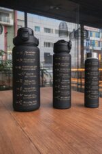 ⁦مجموعة زجاجات مياه رياضية 3 في 1 (2 لتر + 900 مل + 300 مل) | تصميم تحفيزي بعلامات زمنية | خالية من BPA ومانعة للتسرب | مثالية للجيم، المدرسة، والتخييم - طقم هدايا متكامل (أسود)⁩ - الصورة ⁦3⁩