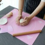 حصيرة خبز من السيليكون، حصيرة عجين، مقسمة إلى أحجام، حصيرة غير لاصقة 40 × 50 سم (وردي)