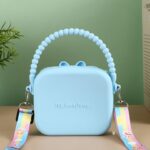 ⁦شنطة كروس سيليكون لطيفة للأطفال بتصميم فيونكة كرتونية - شنطة كتف صغيرة ناعمة وخفيفة الوزن مع حزام قابل للتعديل للبنات⁩ - الصورة ⁦5⁩