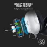 ⁦سماعة V2 على الاذن سلكي رأس بلاك شارك v2 X متعددة المنصات بسلك من رازر للرياضات الالكترونية مشغلات تريفورس 50 ملم وخاصية الغار الضوضاء المتطورة وصوت محيطي 7.1 وميكروفون التقاط قلبي هايبر كلير أبيض⁩ - الصورة ⁦2⁩