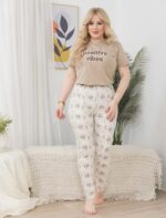 بيجامة حريمي صيفي مصنوعه من قطن ناعم ومريح، يحتوي على بلوزة وبنطلون تجمع بين البساطة والأناقة لتوفر راحة مثالية طوال اليوم - الصورة 3