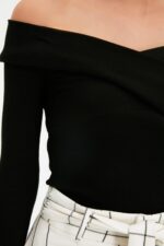 سالوبيت بكباسين TWOAW21BD0053 منسوج مرن مضلع بياقة كارمن وقصة ضيقة للنساء من ترنديول، لون أسود - الصورة 5