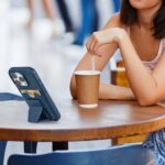 حافظة جلدية متوافقة مع موبايل اوبو A6 برو من الجلد المقاوم للصدمات مع مسند مدمج من جلد البولي يوريثين لمظهر انيق وقبضة مريحة مع حامل كروت مدمج مع الجراب (اسود)