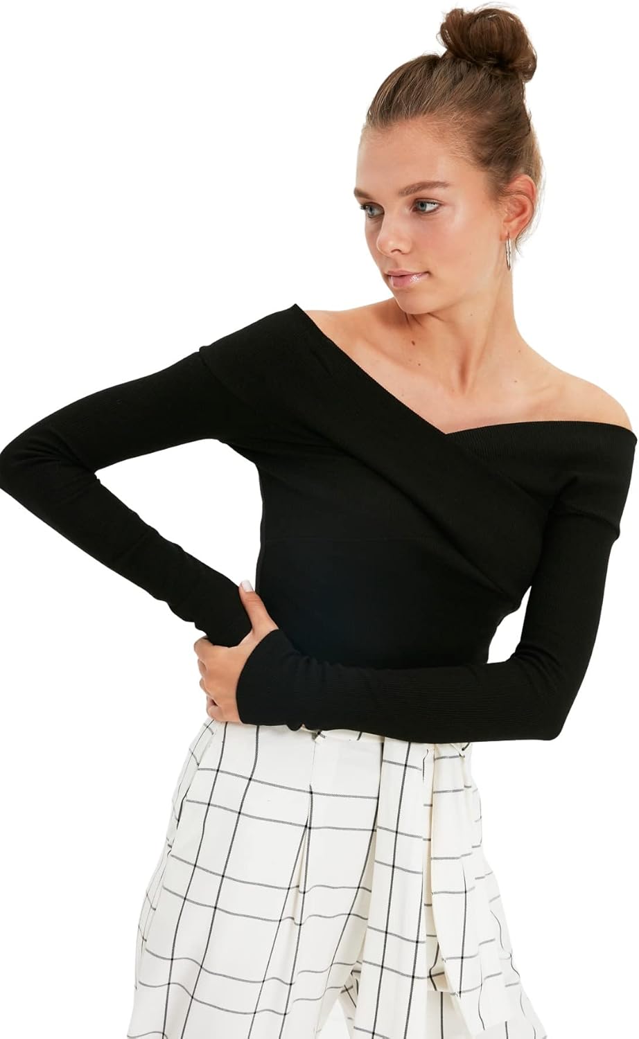 61tjF7ZWwhL._AC_SL1500_.jpg سالوبيت بكباسين TWOAW21BD0053 منسوج مرن مضلع بياقة كارمن وقصة ضيقة للنساء من ترنديول، لون أسود
