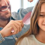 ⁦فرشاة شعر ذاتية التنظيف بتقنية الشعيرات القابلة للسحب – تنظيف بضغطة زر مع تدليك فروة الرأس وتقليل الهيشان (بيج)⁩ - الصورة ⁦5⁩