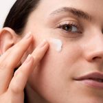 ⁦Catrice Extreme Blur Mattifying Primer, Transparent, Moisturising, Long-Lasting, Matt, for Dry Skin, Vegan, Oil-Free, Perfume, Alcohol-Free, Pack of 1 (25 g)⁩ - الصورة ⁦4⁩